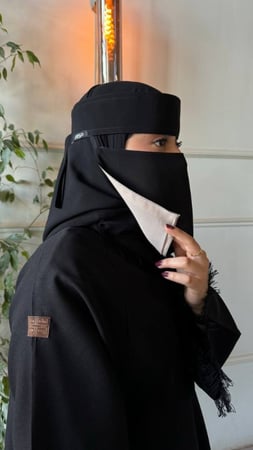 نقاب قصير مقوى مبطن بيج فاتح 888