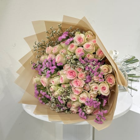 بوكيه مزيج من البيبي روز والامنيوم تصميم إنجليزي حديث