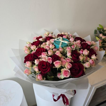 بوكيه عناق الورد والشوكولاتة