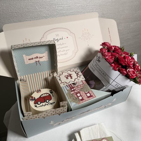 بوكس ورد كيك 4 إنش وكرت لسياره