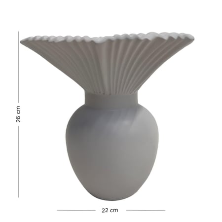 مزهرية بيضاء انيقة بتصميم حديث