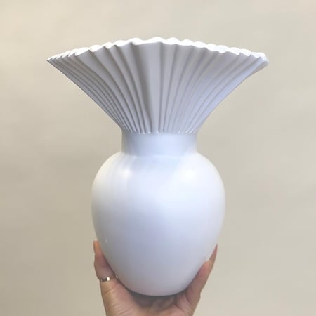 مزهرية بيضاء انيقة بتصميم حديث