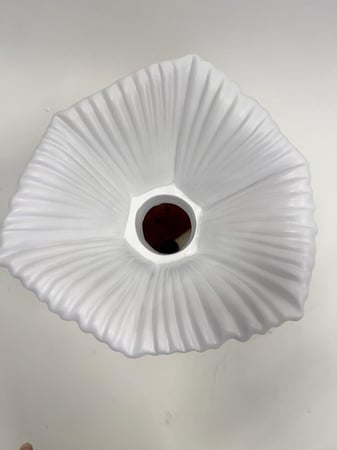 مزهرية بيضاء انيقة بتصميم حديث