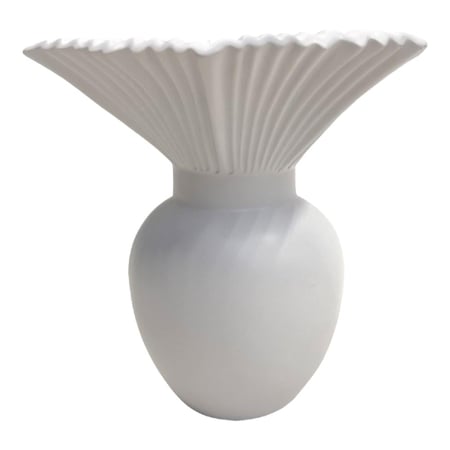 مزهرية بيضاء انيقة بتصميم حديث
