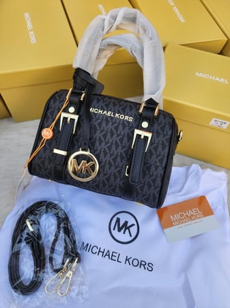 مايكل كورس ماستر طبق الاصل