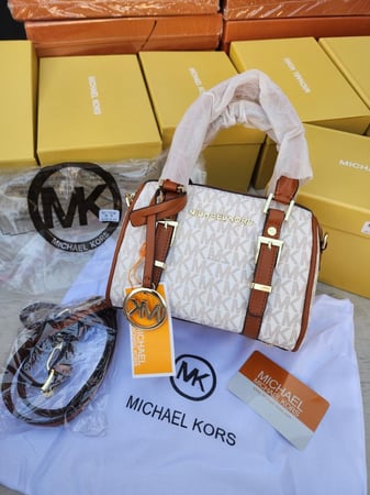 مايكل كورس ماستر طبق الاصل