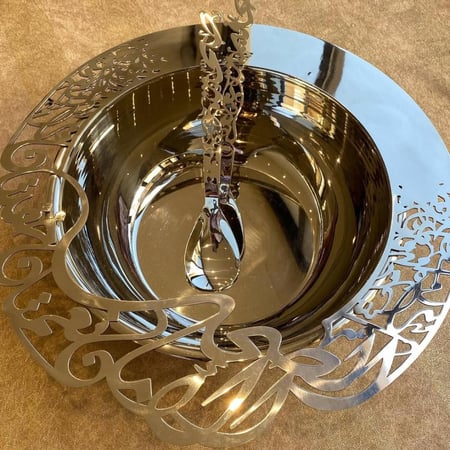 طبق بعبارة الصحة والأمان نعمتان خفيتان وملاعق