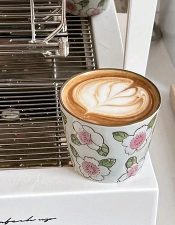 كوب مزخرف بزهور الكرز اليابانية