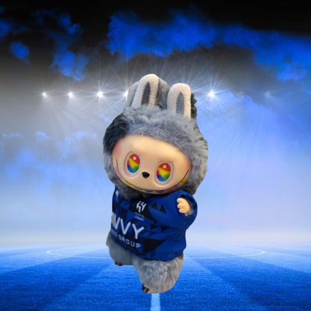 دمية لابوبو ترتدي زي نادي الهلال السعودي