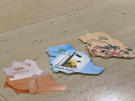 12 كرت لليوم الوطني على شكل خريطة