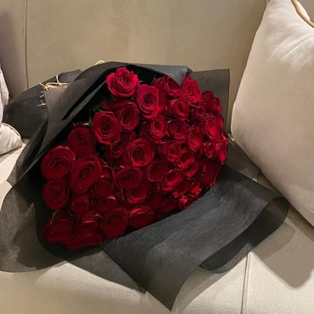 باقة ورد أحمر كبيرة