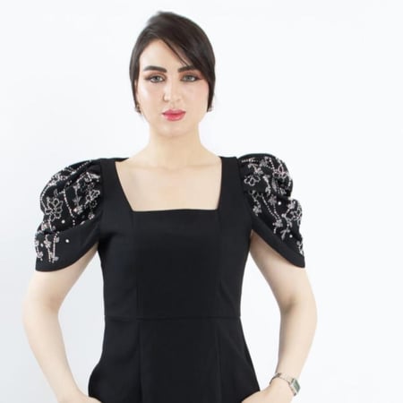 فستان ناتاشا أنيق بأكمام منفوخة مطرّزة.
