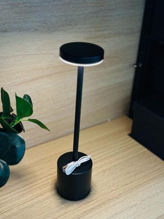 مصباح طاولة LED