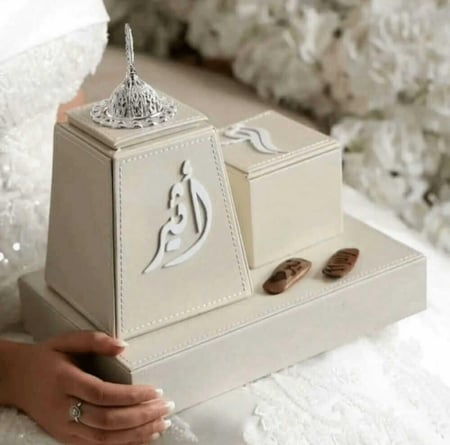 صورة توضح طقم مباخر جلدية مميزة مع إمكانية تخصيص الاسم