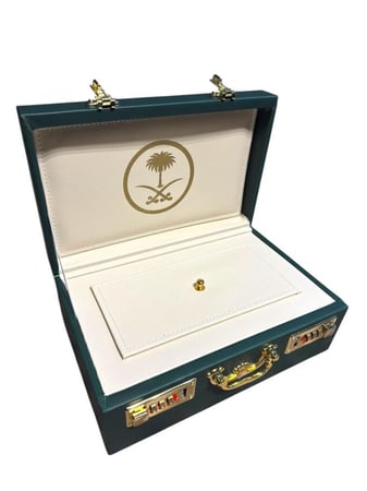 شنطة ربع كيلو بشعار سيفين ونخلة وقفل أرقام