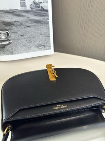 size : 21 x 11 x 4.5 cm