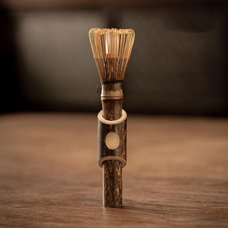 وسك خفق ماتشا بساق طويلة من القصب الغامق