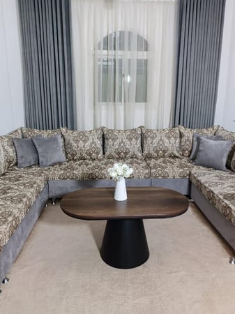 طقم طاوله كنب بيضاوية لون اسود