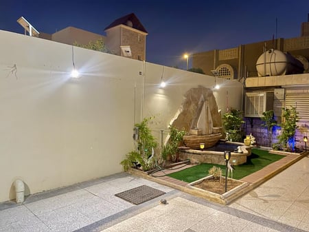 كشاف طاقة شمسية  يدعم تغيير لون الاضاءة ابيض او كريمي ويعمل بشكل آلي م