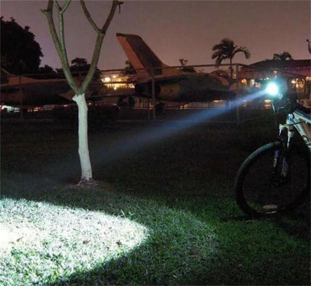 كشاف أمامي للدراجة الهوائية يشحن بالطاقة الشمسية مع منبه بوري مدمج