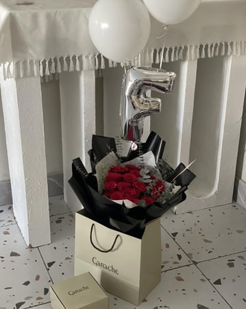 باقه ورد مع كيك و بالونات