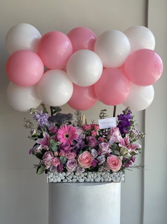 تنسيق الهديه على ستاند مع بالون