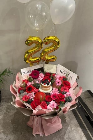 باقه ورد مع كيك وبالونات و رقم