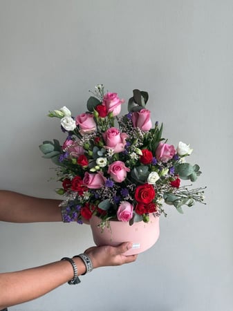 شوكلت هنوفريان مع الورد