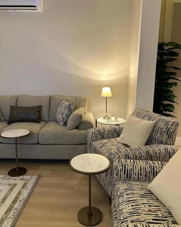 طاوله ضيافه مع 4طاولات خدمه