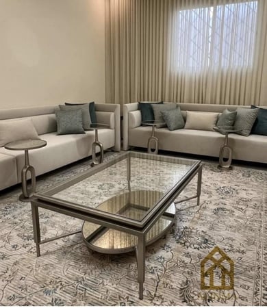 طاولة ضيافة مع اربع طاولات خدمه