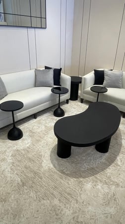 طقم طاولات حبه كبيره و ٤ خدمه و حبتين زوايا