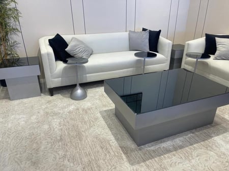 طقم طاولات حبه كبيره و ٤ خدمه و حبتين زوايا