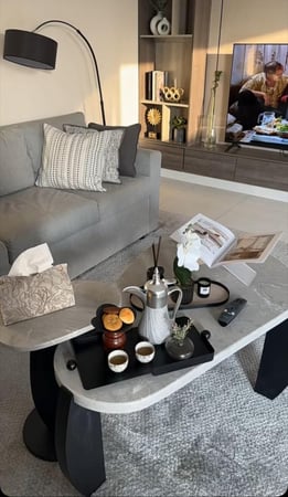 طاوله سطح رخام قواعد خشب لون اسود +طاوله جانبيه