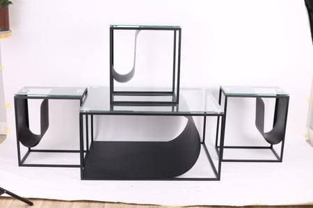 طقم طاولات مع 4طاولات خدمه بتصميم انيق