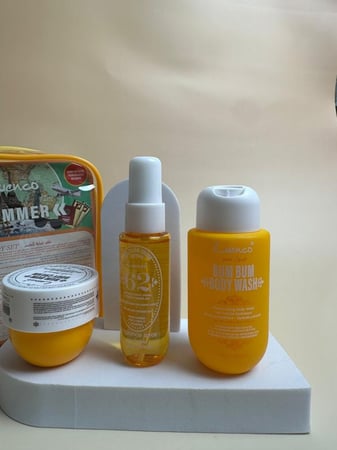 مجموعه مكونه من حقيبه + غسول جسم + معطر جسم + كريم