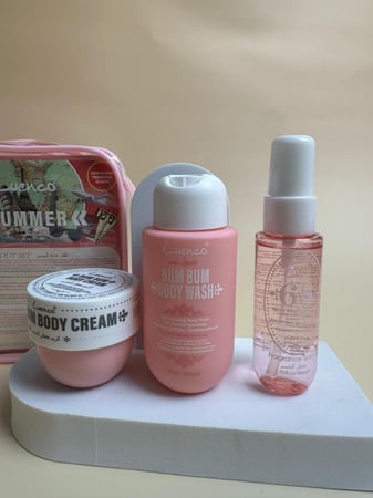 مجموعه مكونه من حقيبه + غسول جسم + معطر جسم + كريم