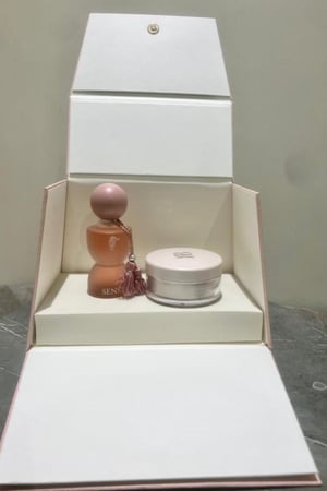 بوكس بديل لافيرن مكون من عطر + بودره لمعه للجسم