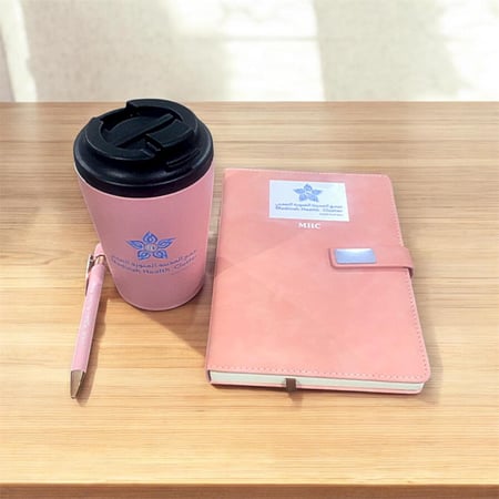 مجموعة من 4 قطع بتصميم خاص لدى متجرنا بشعار ( تجمع المدينة الصحي ) اللون الزهري