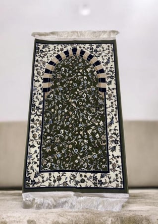سجادة - سجادة صلاة بتصميم الروضة الشريفة  Rug - Prayer Rug with the design of the Holy Shrine, price