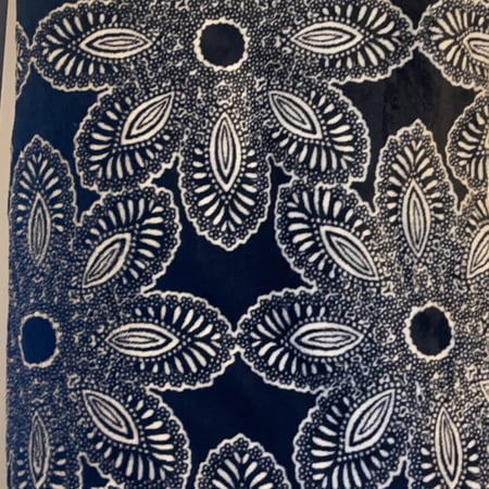 بطانية سوداء بنقوش