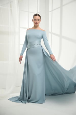 تصميم مكشوف الأكتاف مع قصة ناعمة تعكس الأنوثة