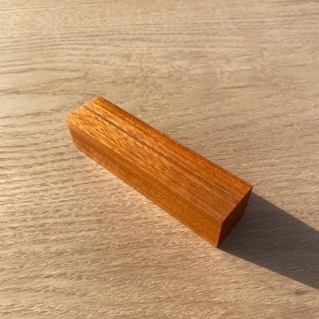 حامل بطاقات خشبي مع حفر الشعر (ستة حبات)