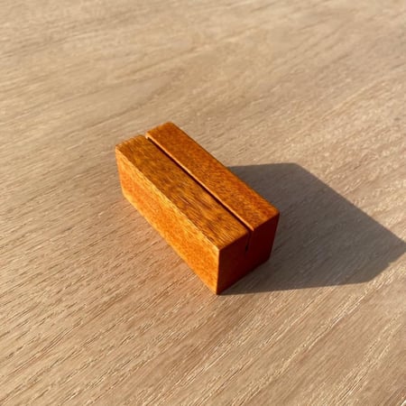 حامل بطاقات خشبي