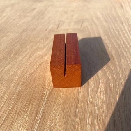 حامل بطاقات خشبي