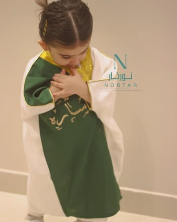 بشت اليوم الوطني مطرز بالأسم