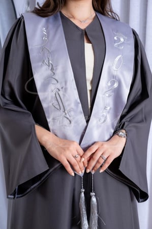 روب حكاية تخرج رمادي غامق 2025