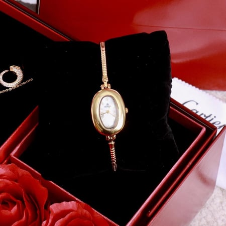 ساعة عصرية بتصميم أنيق