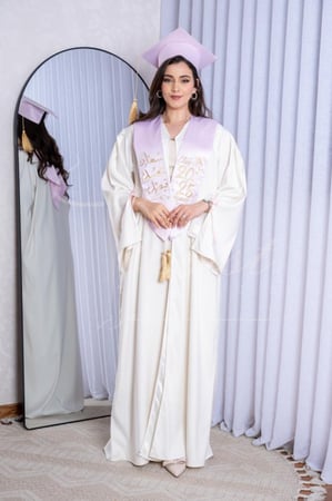 روب تخرج لون اوف وايت مع وشاح موف بارد