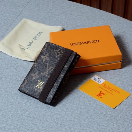 محفظة جلد رجالي أنيقة تصميم ميزون.