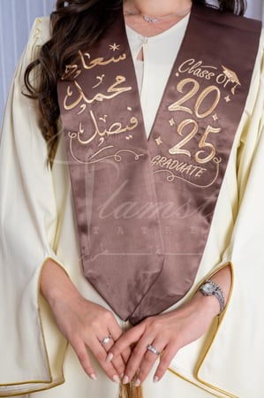 روب تخرج لون بيج مع وشاح بني